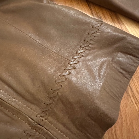 Chic Women's Brown Leather Jacket - Picture 4 of 10